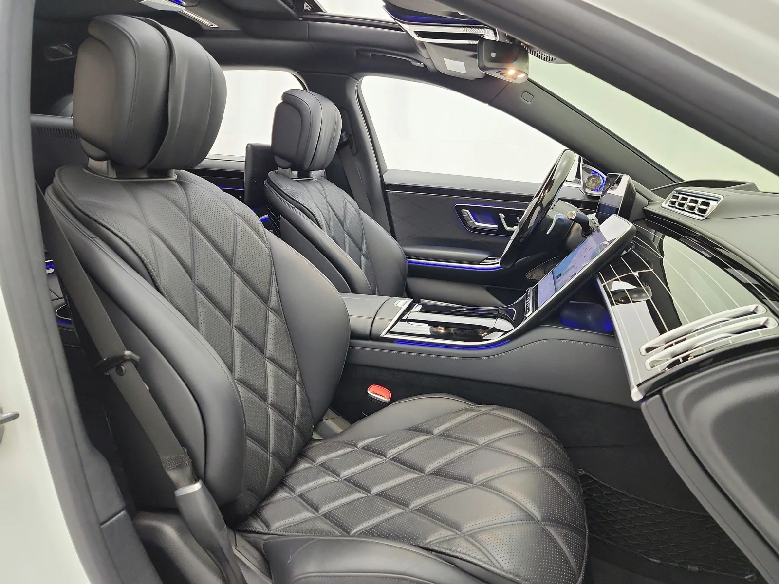 Certified Used 2022 MANUFAKTUR Diamond White Mercedes-Benz Maybach S 580 4MATIC® Sedan image 19