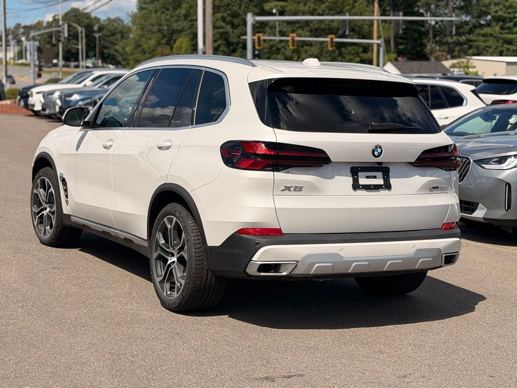 New 2026 Mineral White Metallic BMW xDrive40i image 3