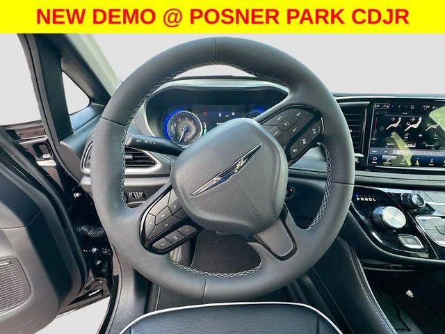 New 2026 Diamond Black Crystal Pearl-Coat Exterior Paint Chrysler Limited image 11