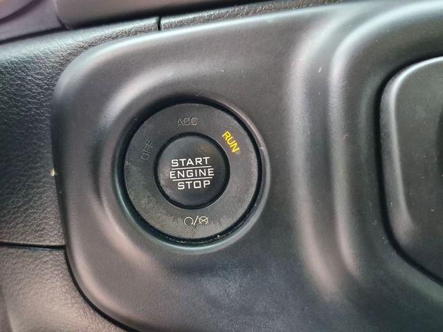 Used 2021 Silver Jeep Unlimited Sport image 16