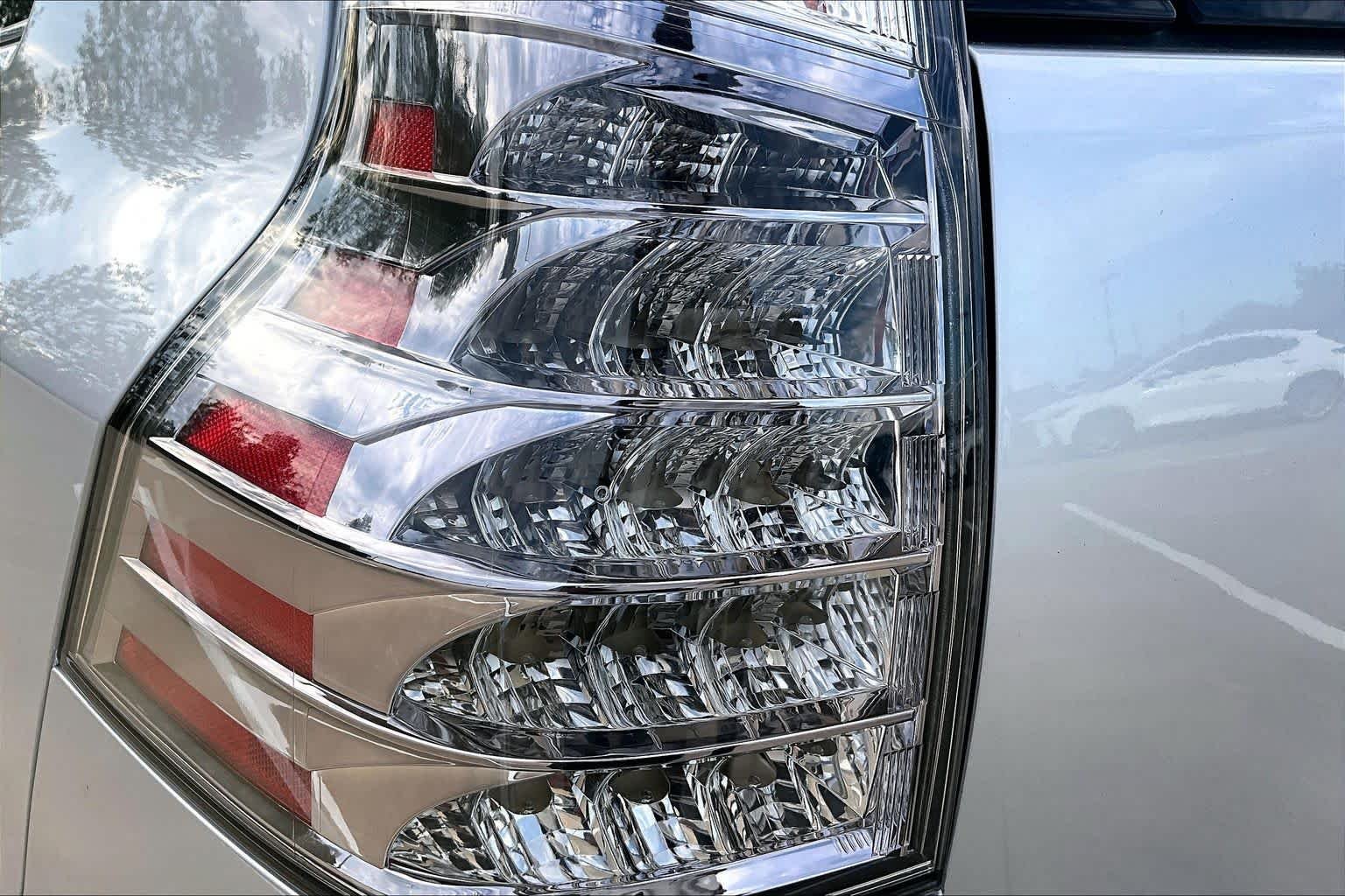 Used 2018 Silver Lining Metallic Lexus Premium image 29