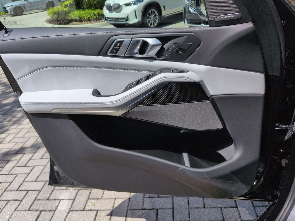 New 2026 Black Sapphire Metallic BMW M60i image 31