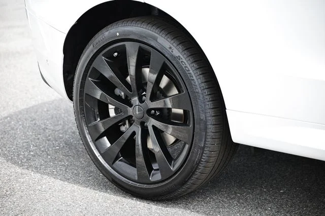 New 2026 Ostuni Pearl White Land Rover Dynamic SE image 14