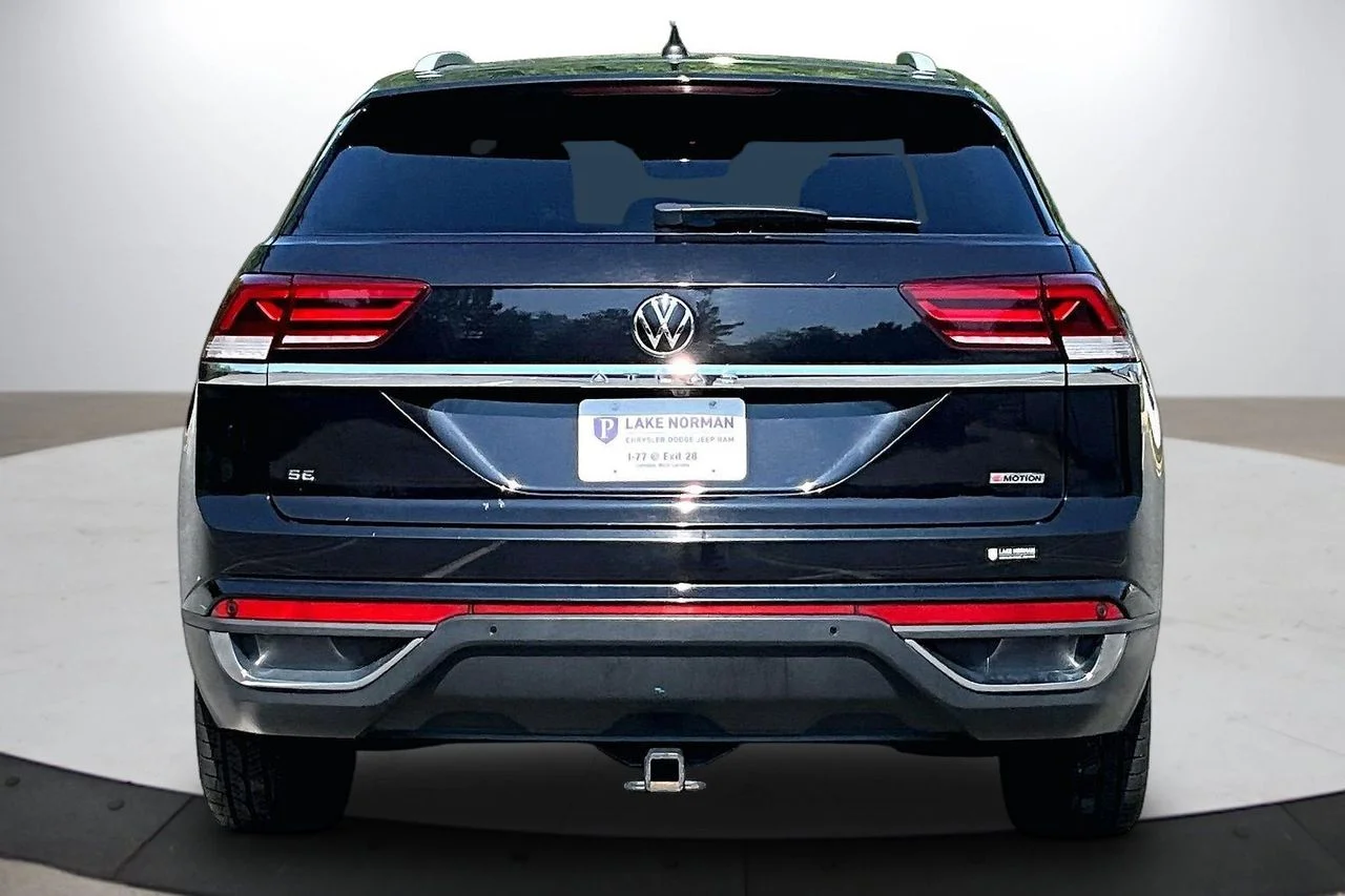 Used 2022 Black Volkswagen 2.0T SE w/Technology image 8