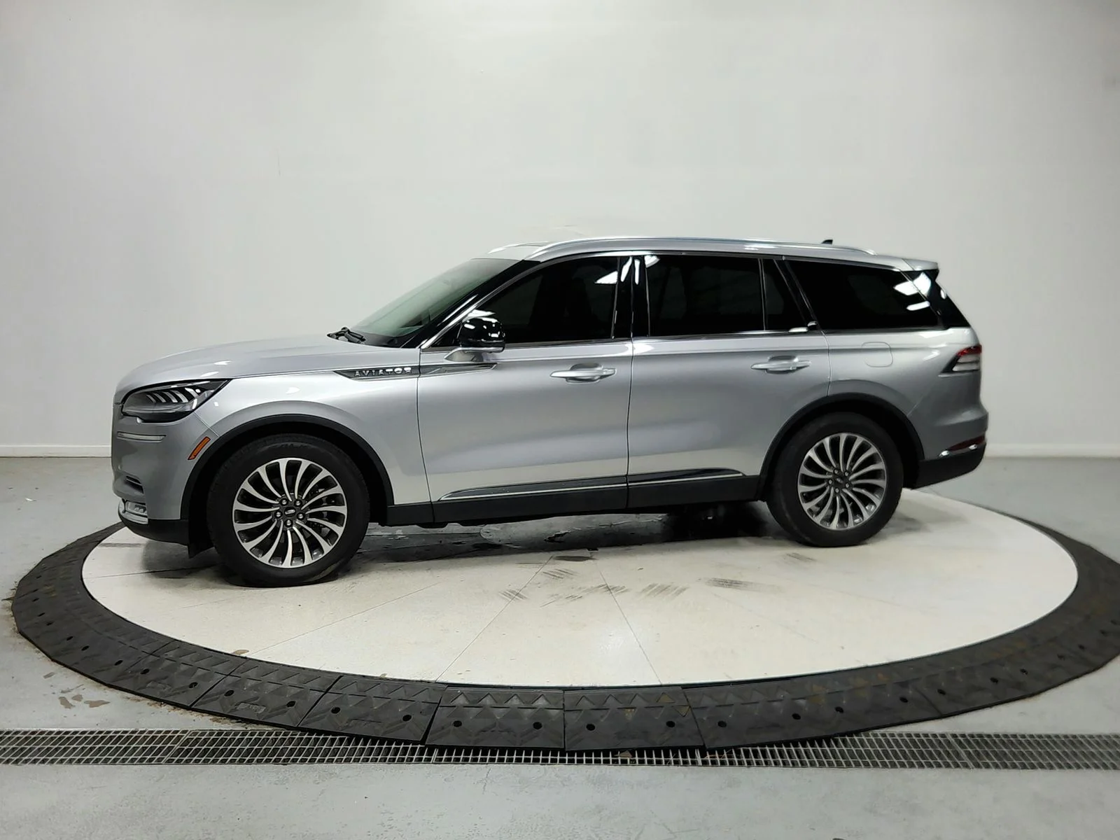 Used 2021 Silver Lincoln Reserve image 5