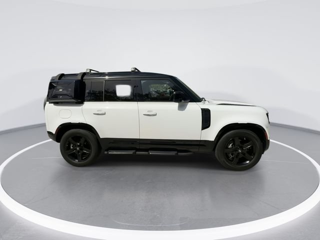 Used 2023 White Land Rover X-Dynamic SE image 9