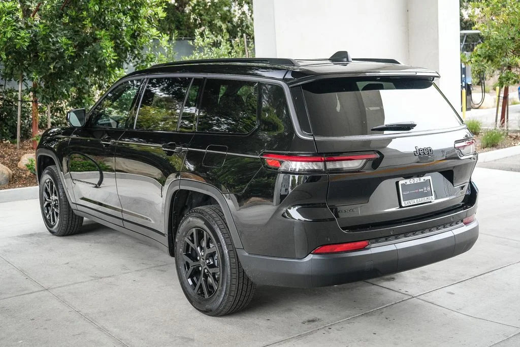 New 2026 Diamond Black Crystal Pearlcoat Jeep Altitude image 4