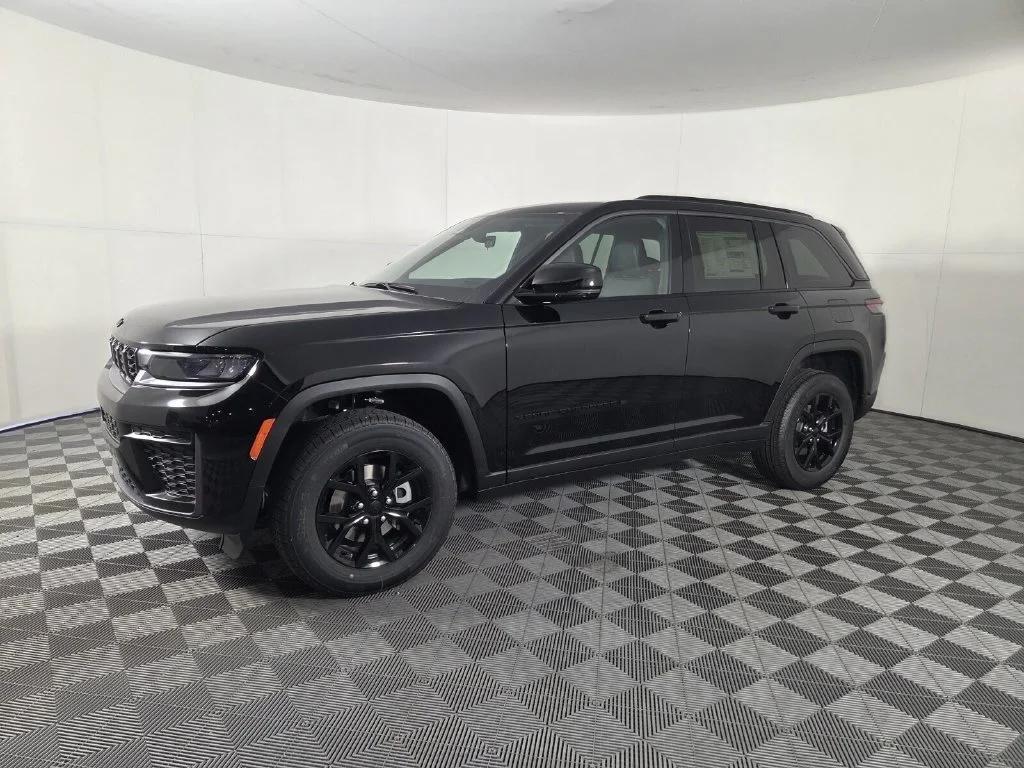 New 2026 Diamond Black Crystal Pearl-Coat Exterior Paint Jeep Laredo Altitude image 4