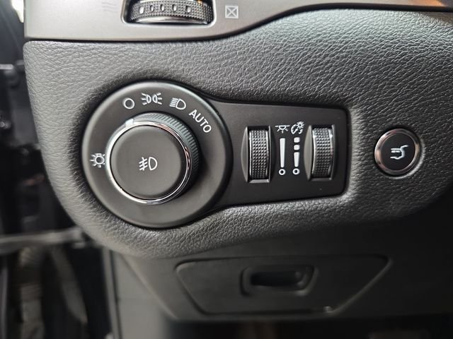 Used 2019 Diamond Black Crystal Pearlcoat Jeep Limited image 24