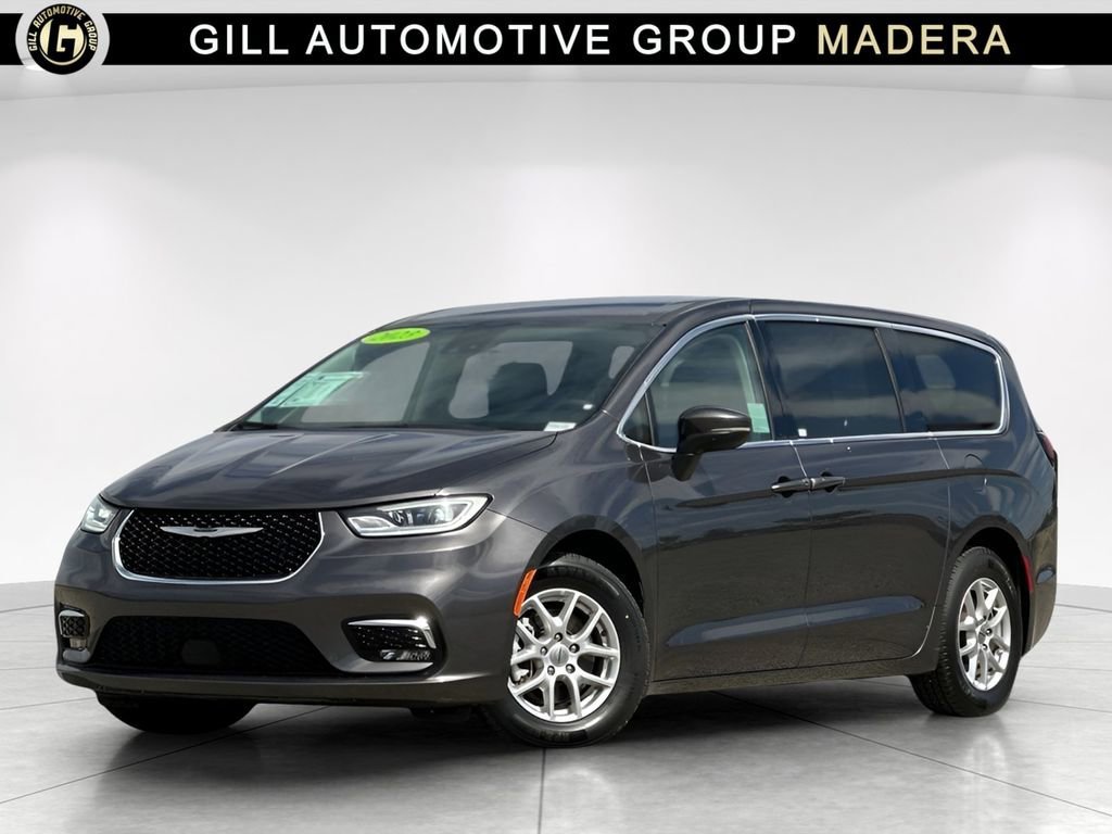 2023 Chrysler Pacifica Touring L's photo