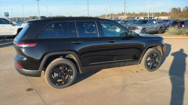 New 2025 Diamond Black Crystal Pearl-Coat Exterior Paint Jeep Limited image 21