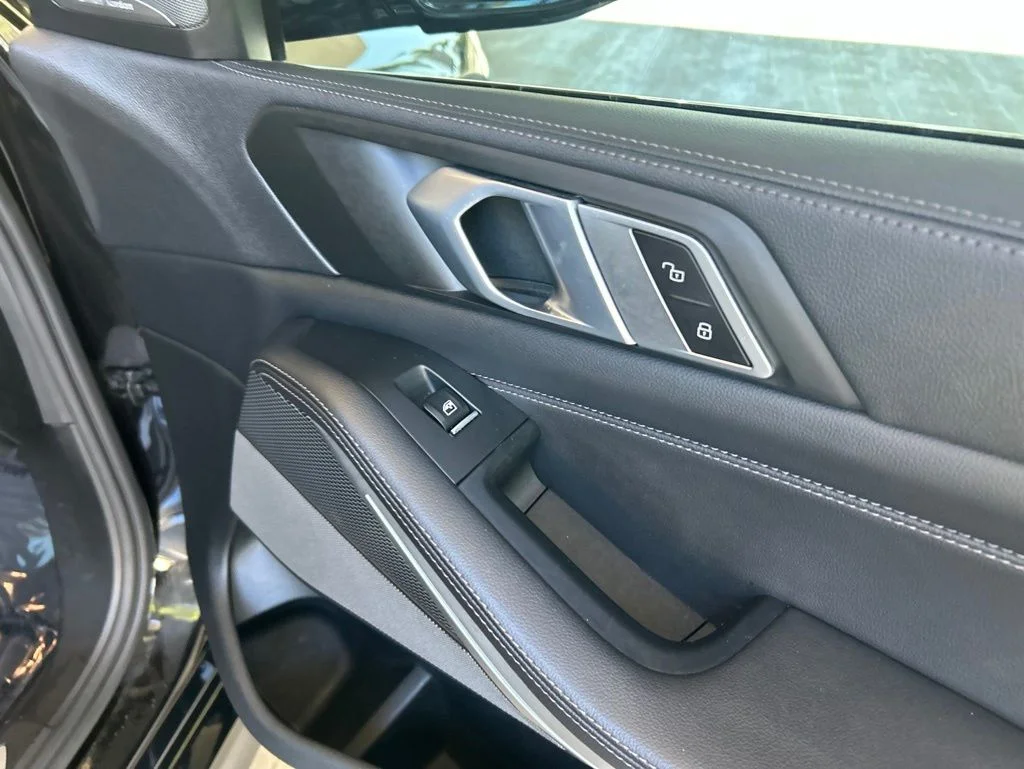 Used 2020 Black BMW sDrive40i image 27