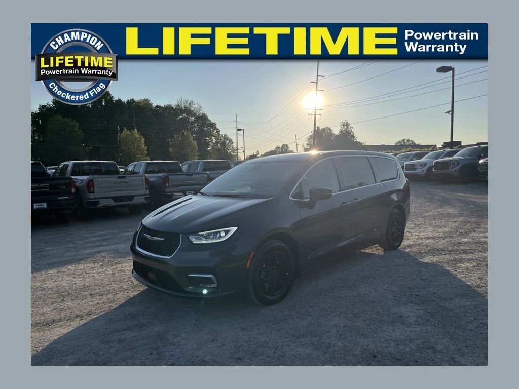 2023 Chrysler Pacifica Touring L's photo