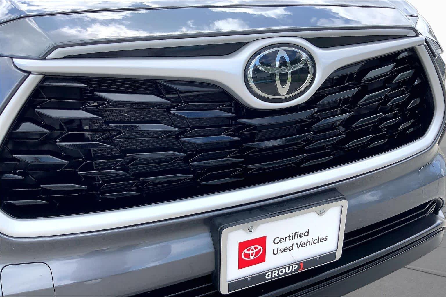 Used 2025 Magnetic Gray Metallic Toyota XLE image 29