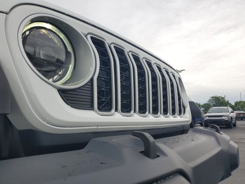 New 2026 Bright White Clear-Coat Exterior Paint Jeep Sahara image 6