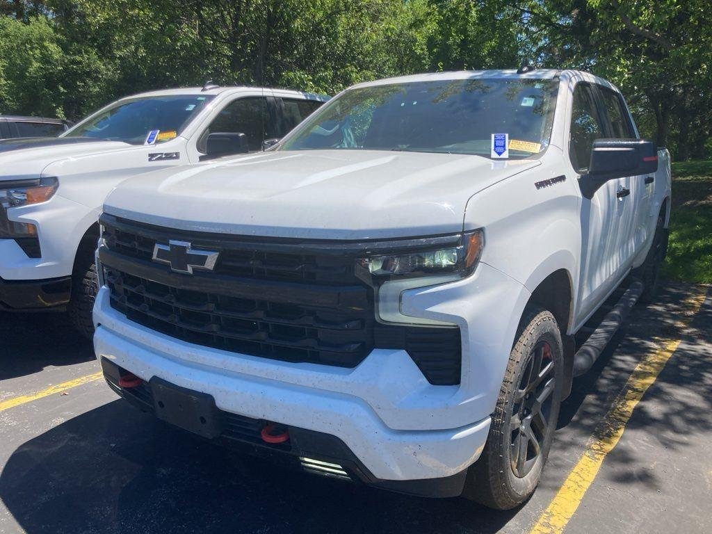 Used 2025 Summit White Chevrolet RST image 3