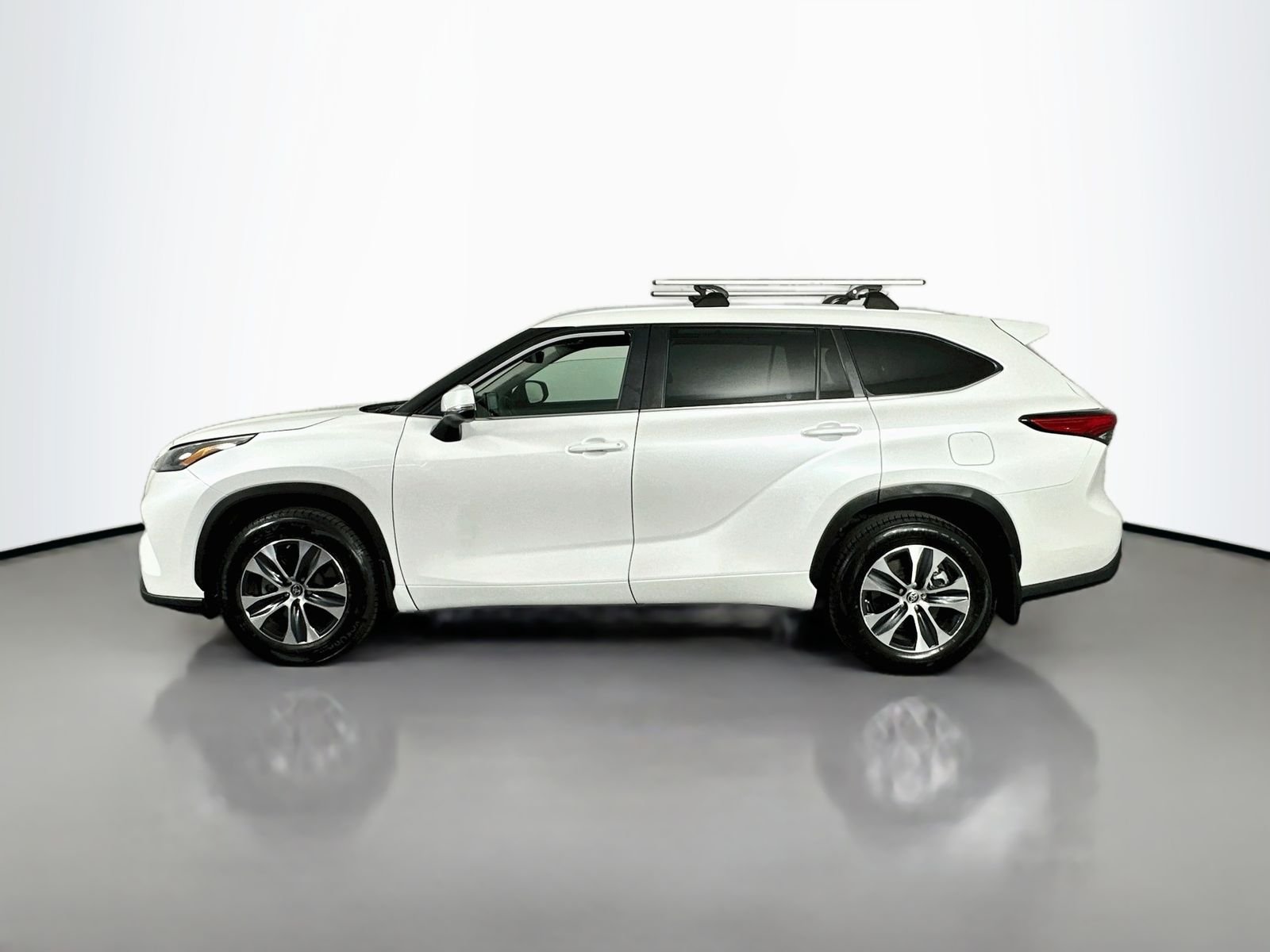 Used 2023 Pearl Toyota XLE image 4