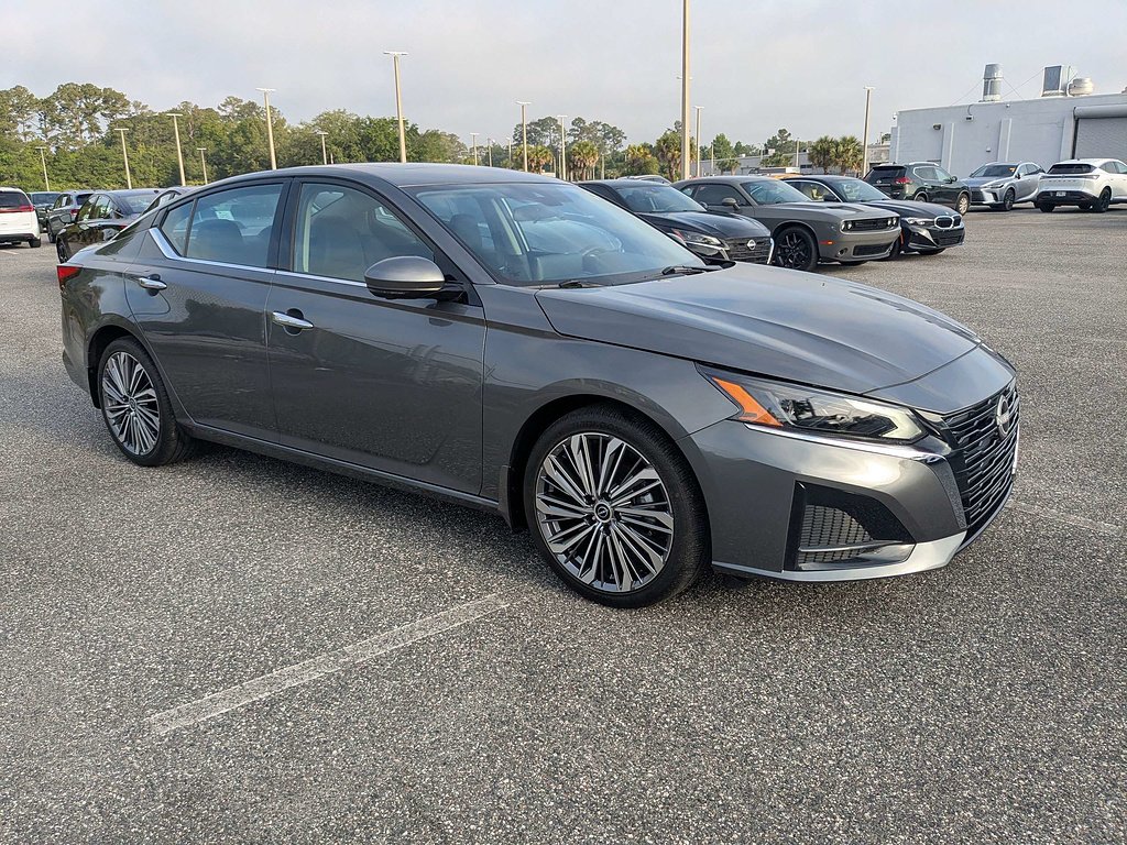 Used 2025  Nissan 2.5 SL image 2