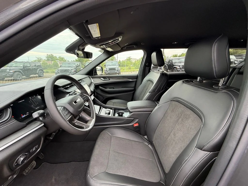 New 2026 Baltic Gray Metallic Clear-Coat Exterior Paint Jeep Laredo image 11