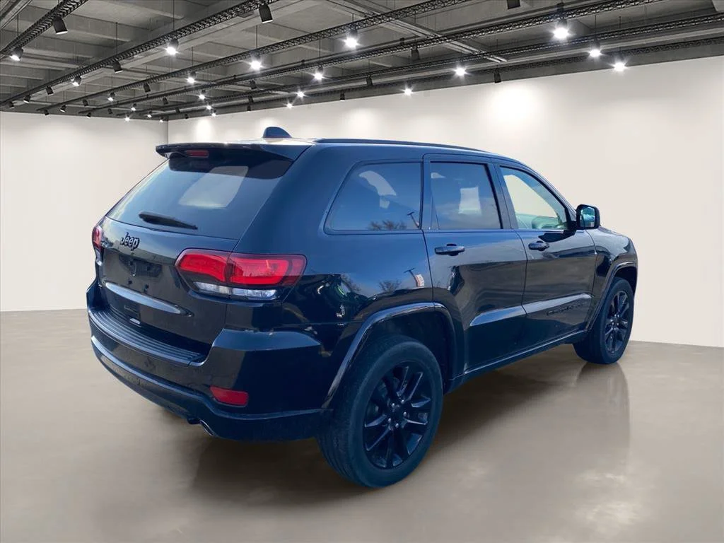 Used 2022 Diamond Black Crystal Pearlcoat Jeep Laredo X image 7