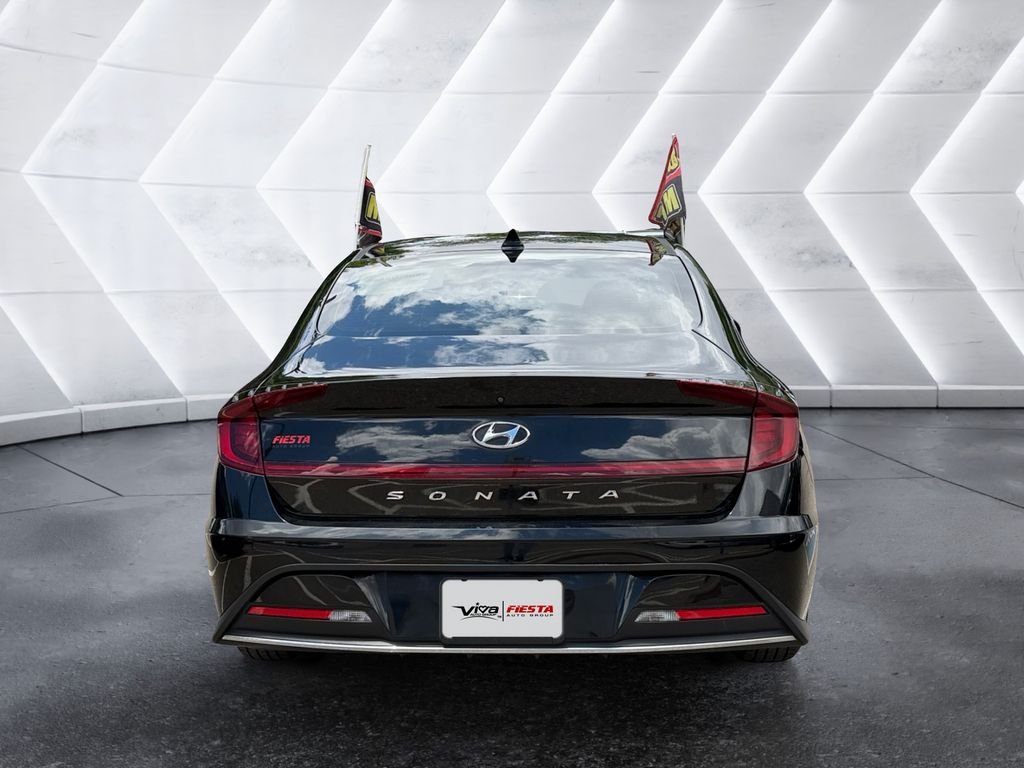 Used 2023 Black Hyundai SE image 5