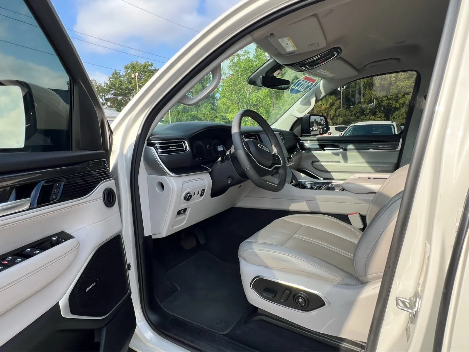 Used 2022 Pearl Jeep Series I image 11