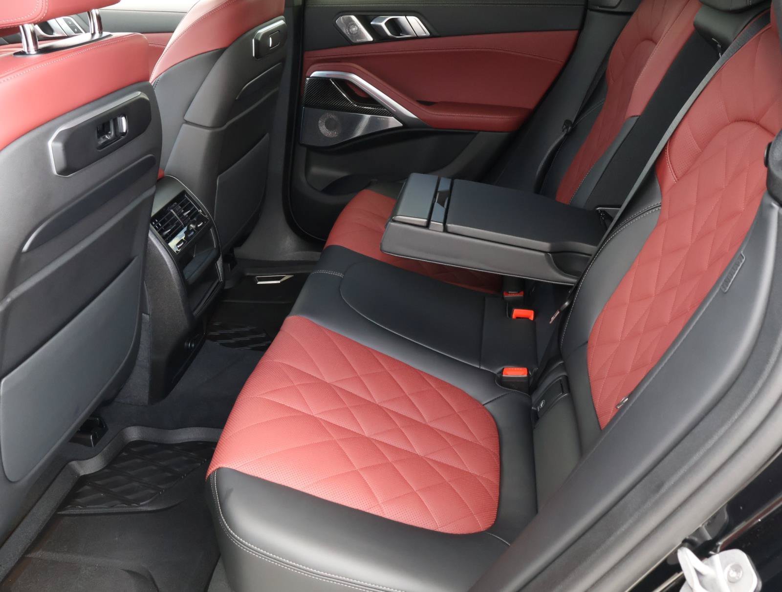 Used 2025 Black Sapphire Metallic BMW M60i image 20