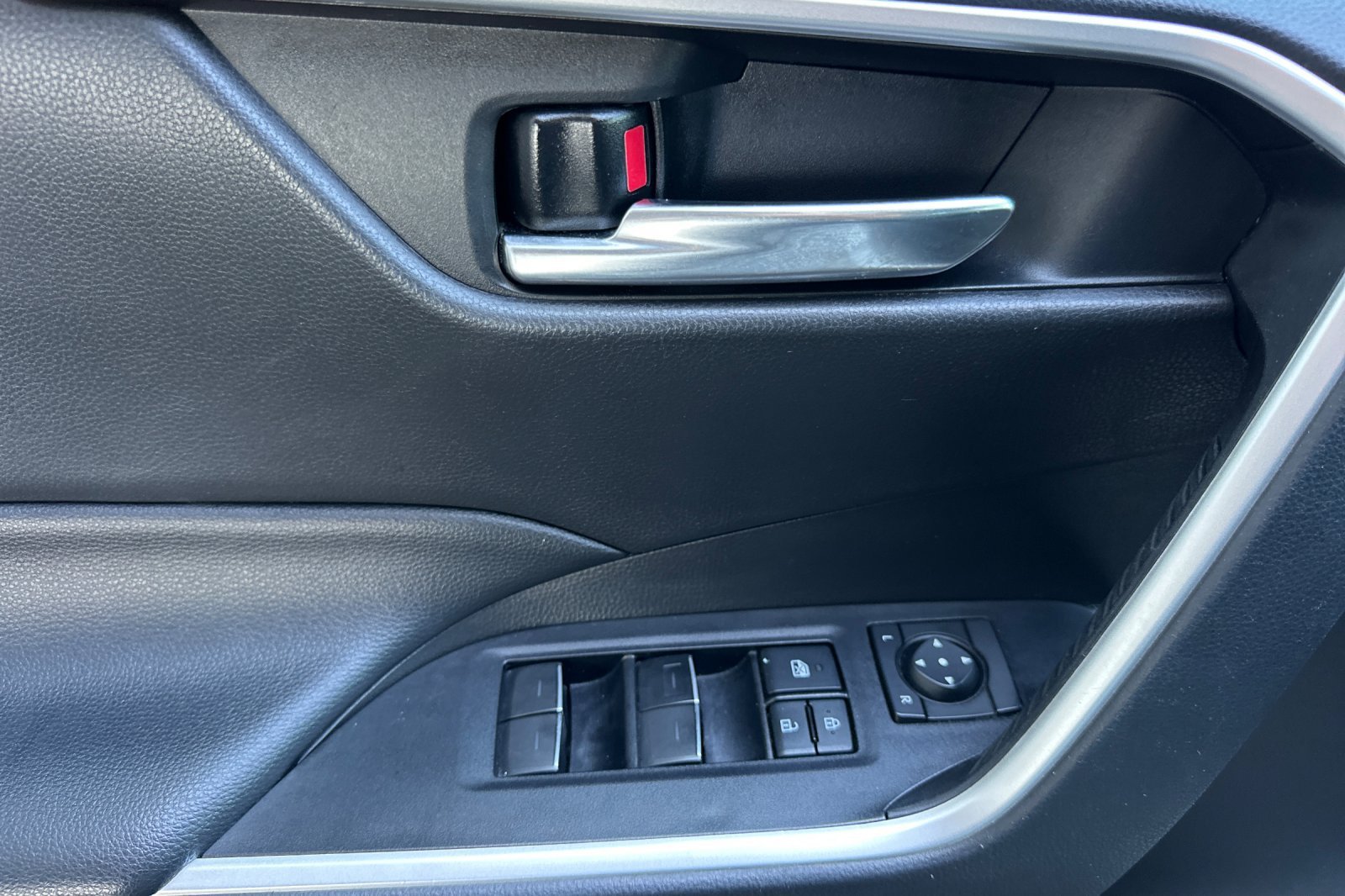 Used 2022 White Toyota XLE image 11