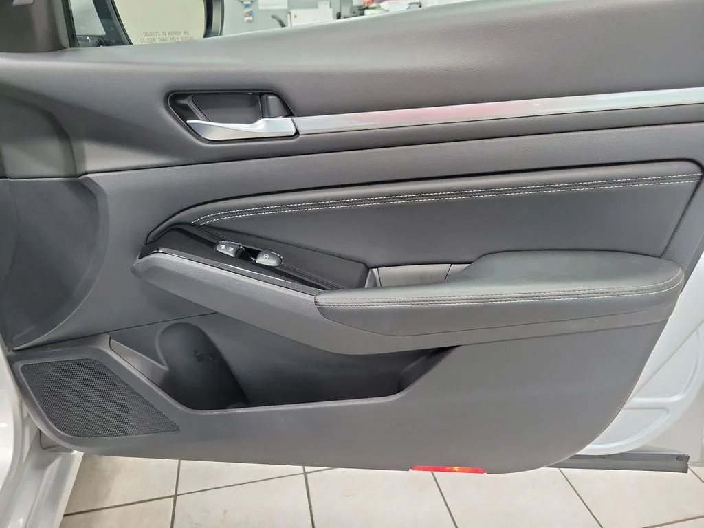Used 2020 Silver Nissan 2.5 SL image 19