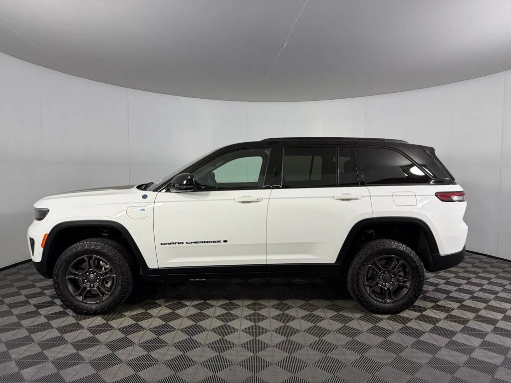 Used 2025 White Jeep Trailhawk 4xe image 10