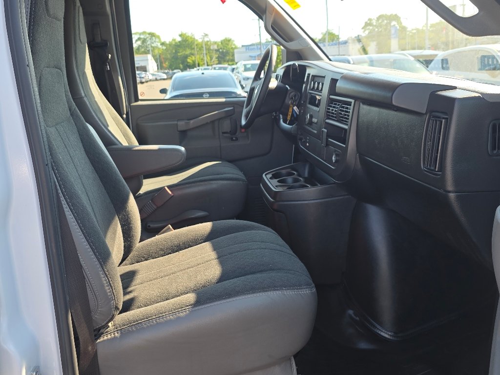 Used 2025 Summit White Chevrolet Work Van image 23