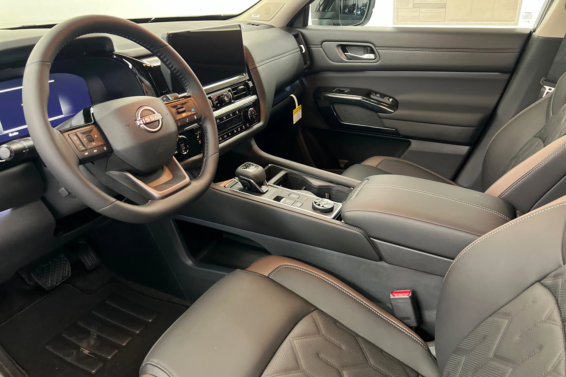 New 2026 Boulder Gray Pearl / Super Black Two-tone Nissan Platinum image 16
