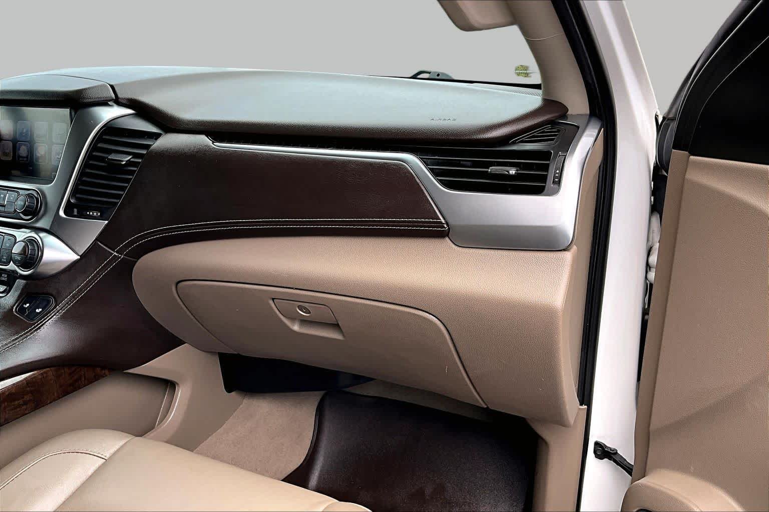Used 2019 Iridescent Pearl Tricoat Chevrolet LT image 18