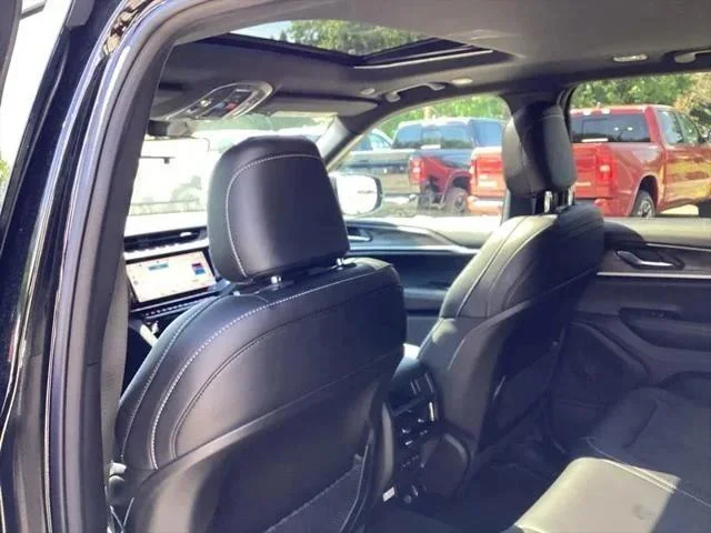 New 2026 Diamond Black Crystal Pearl-Coat Exterior Paint Jeep Laredo image 19