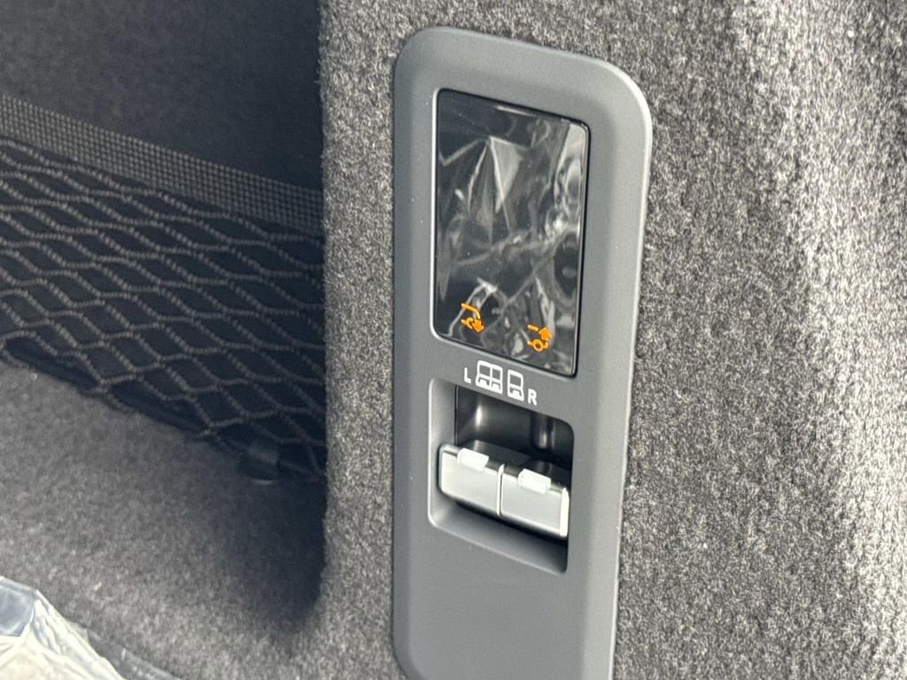 New 2026 Fuji White Land Rover Dynamic SE image 7