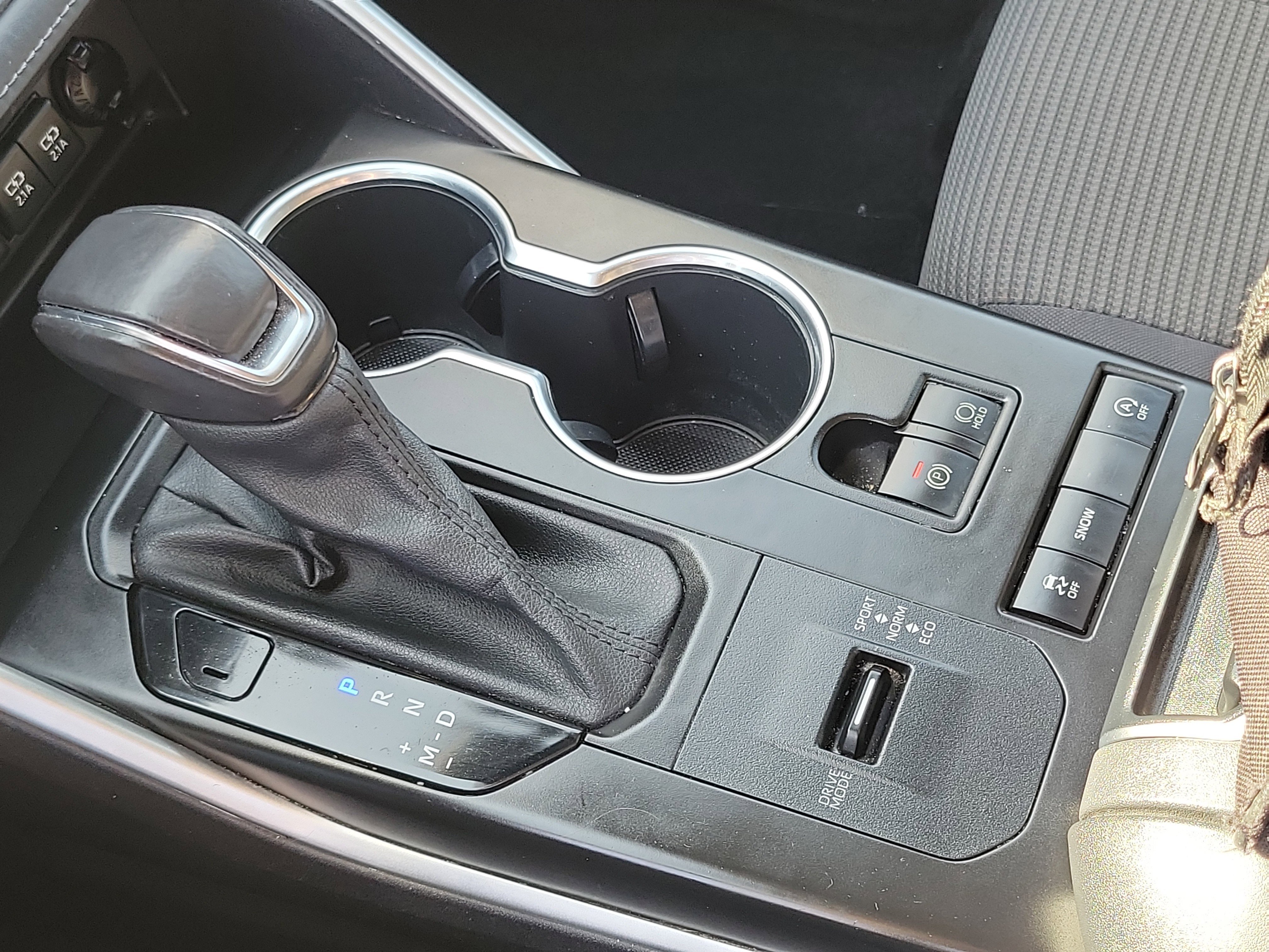 2021 Toyota Highlander LE - Photo 14