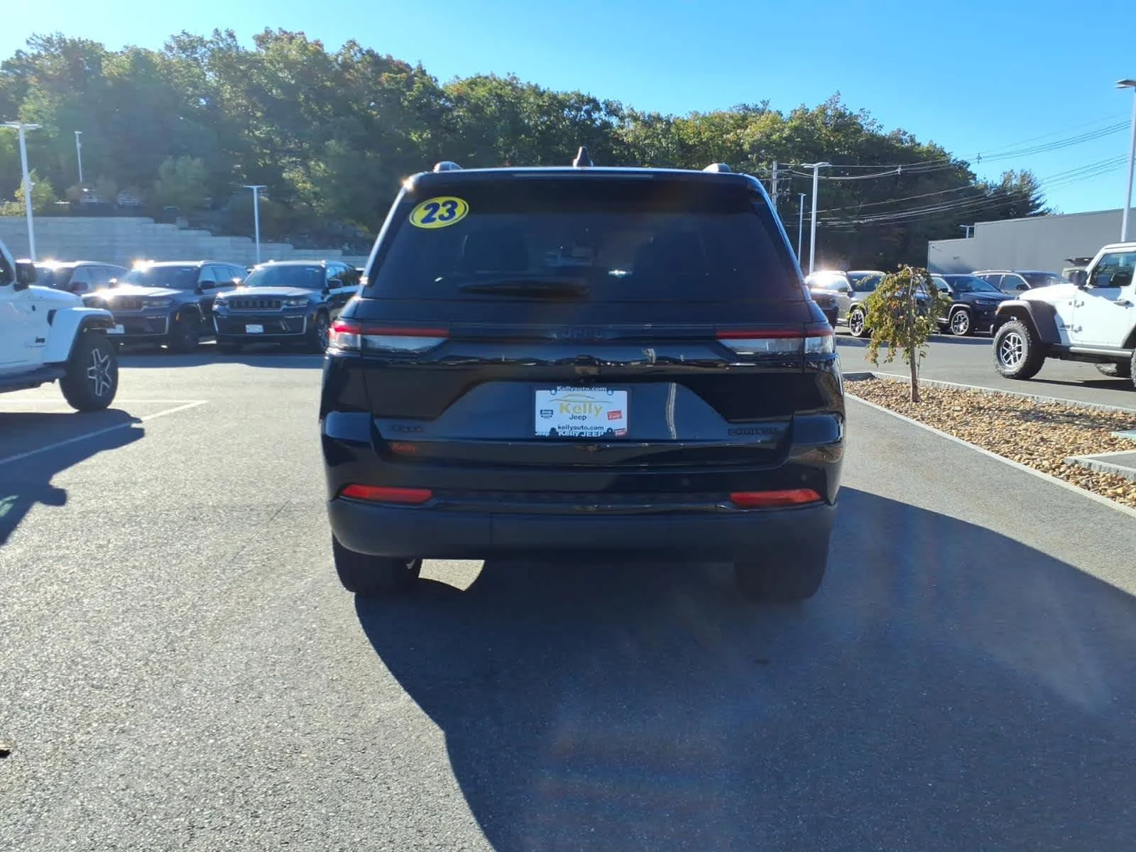 Used 2023 Diamond Black Crystal Pearlcoat Jeep Limited image 9