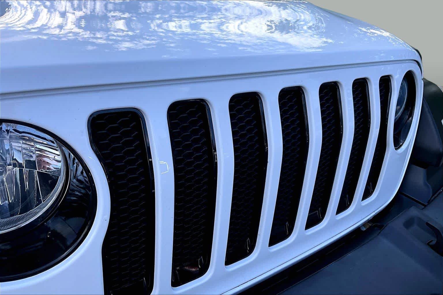 Used 2019 Bright White Clearcoat Jeep Sport Altitude image 28