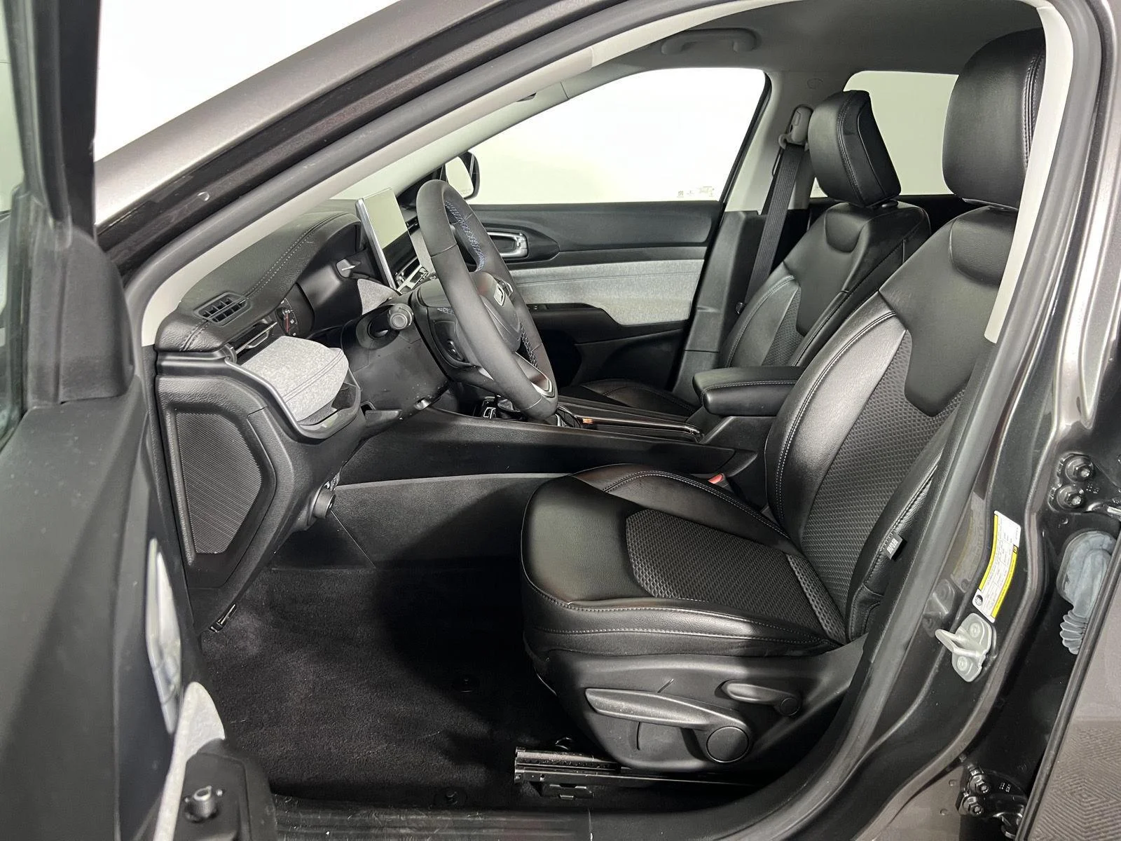 Used 2022 Granite Crystal Metallic Clearcoat Jeep Latitude image 2