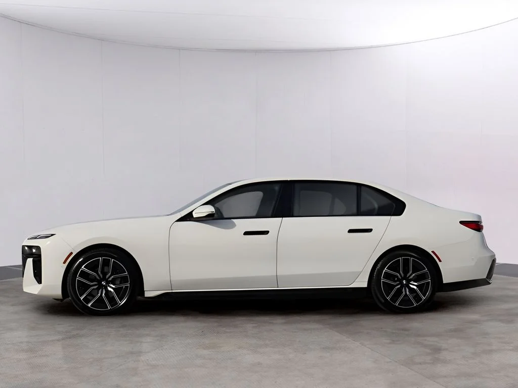 Used 2025 White BMW 740i xDrive image 4