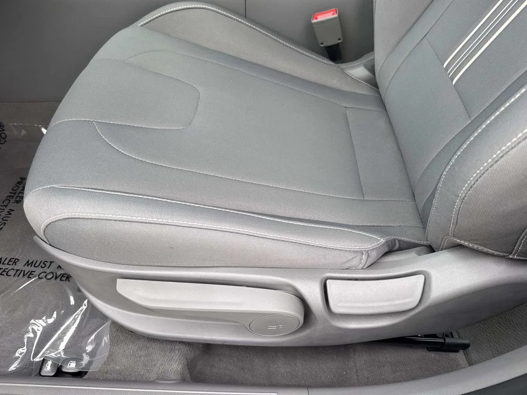 Used 2022 Silver Hyundai SEL image 25