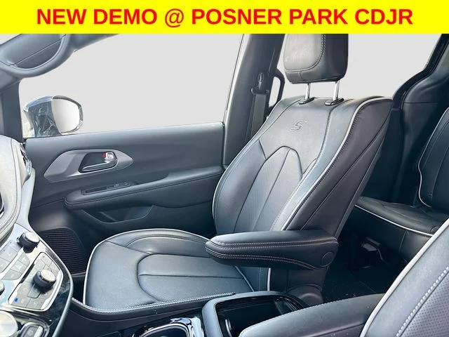 New 2026 Diamond Black Crystal Pearl-Coat Exterior Paint Chrysler Limited image 25