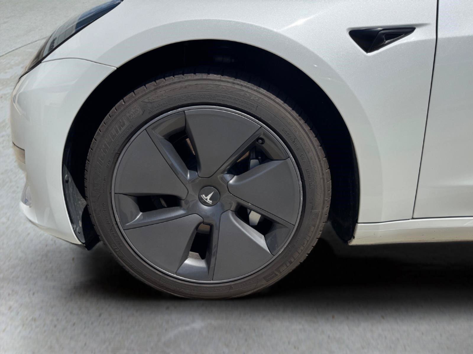 Used 2023  Tesla  image 4