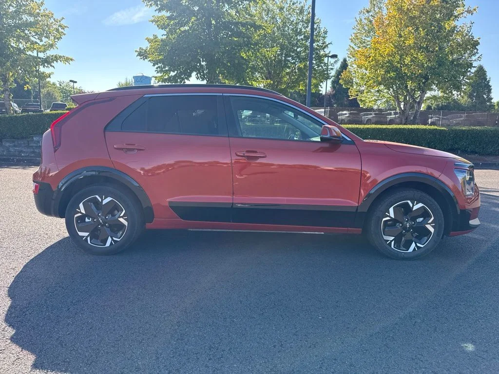 Used 2023 Fire Orange Kia Wind image 8