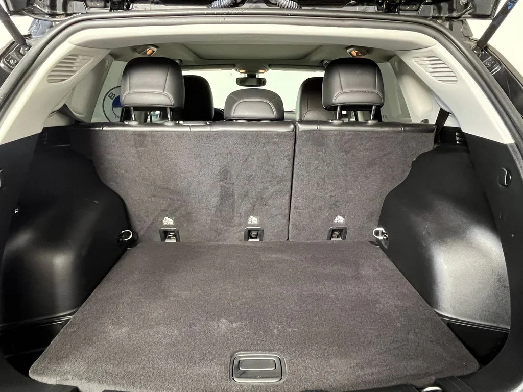 Used 2019 Black Jeep Latitude image 16