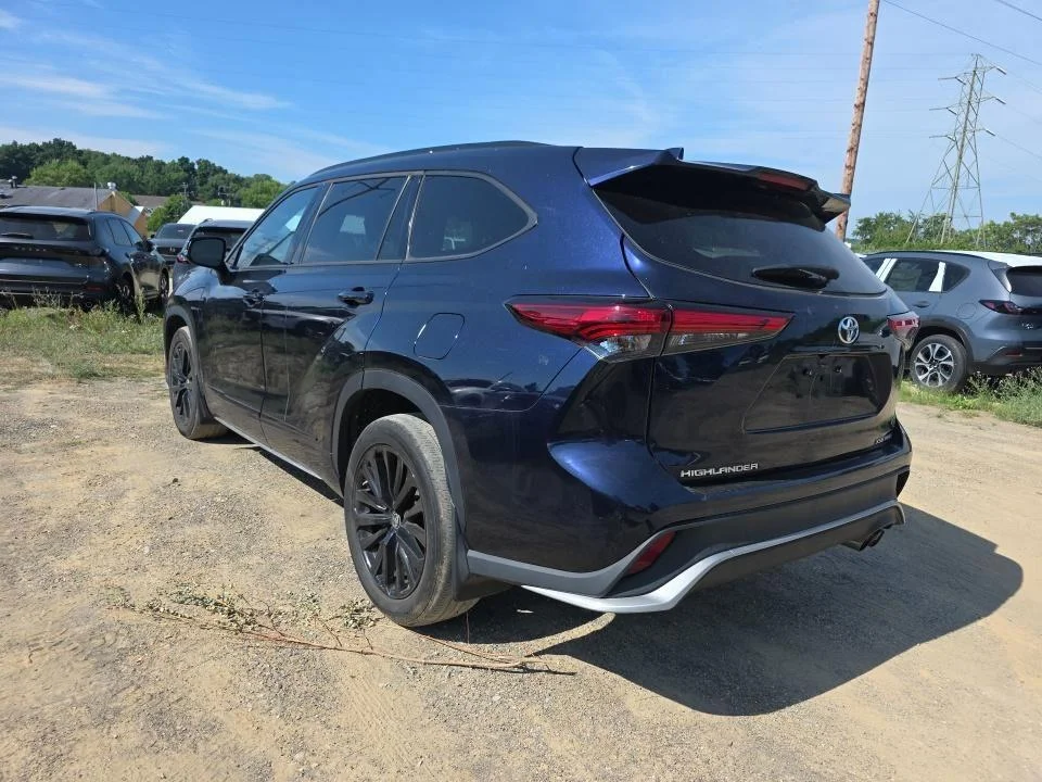 Used 2023 Blue Toyota L image 4