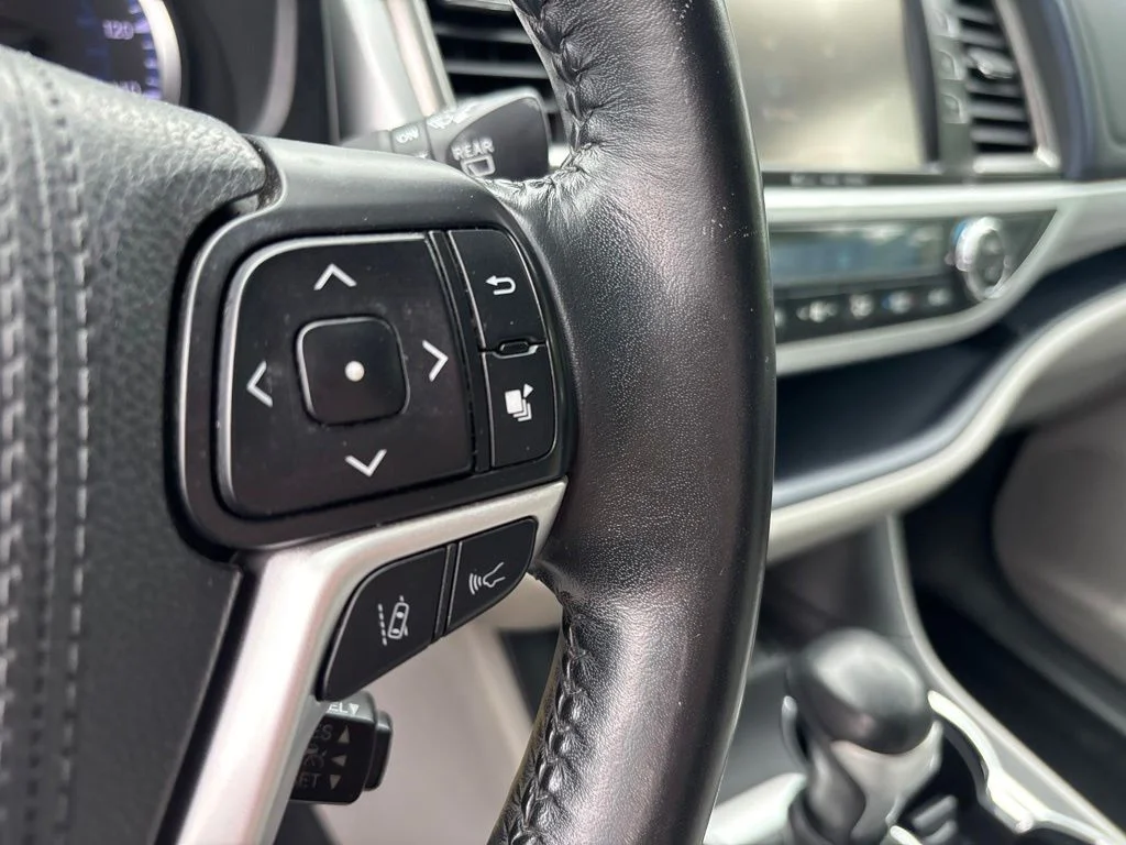 Used 2018 White Toyota LE image 27