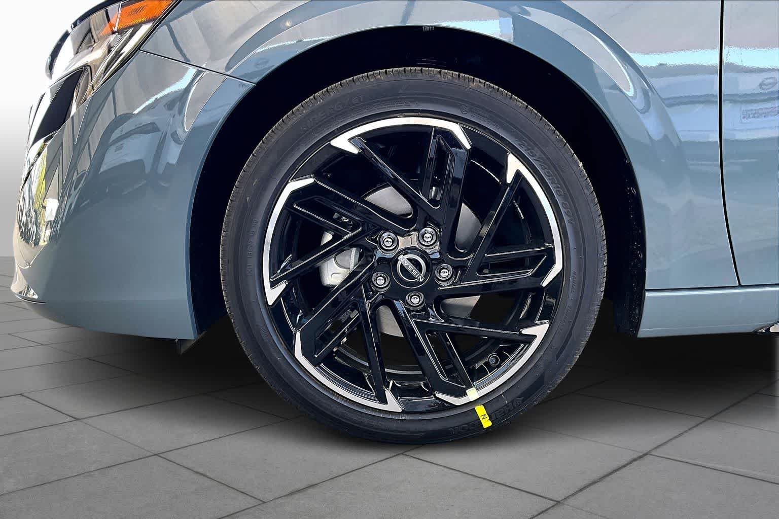 New 2026 Atlantic Gray Metallic / Super Black Two-tone Nissan SR image 9