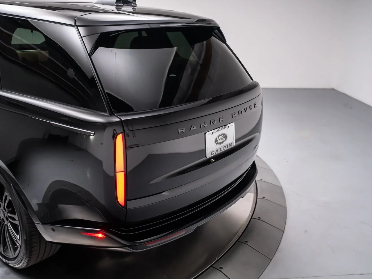 New 2026 Santorini Black Land Rover P400 SE image 30
