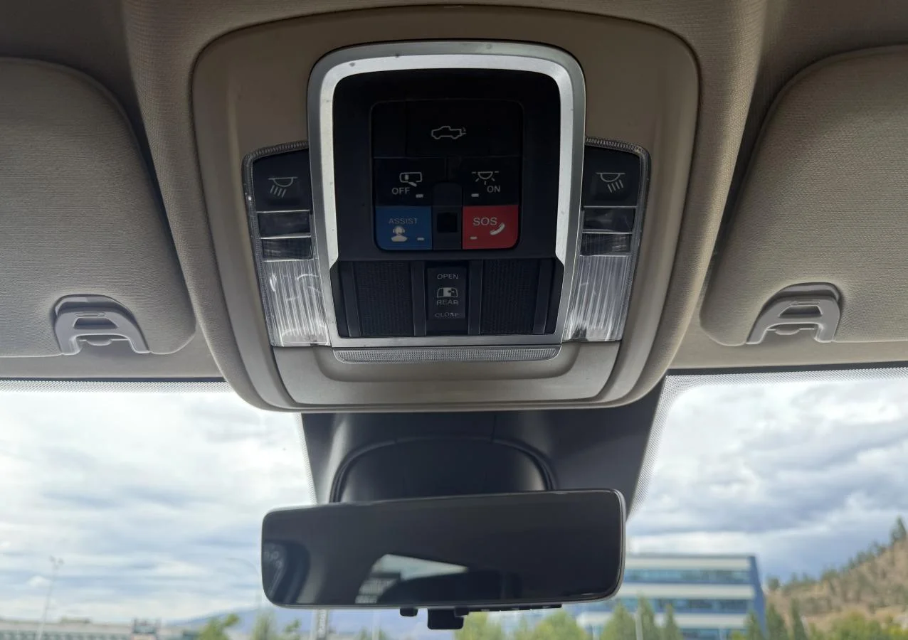 Used 2021 White RAM Laramie Crew Cab Swb image 31